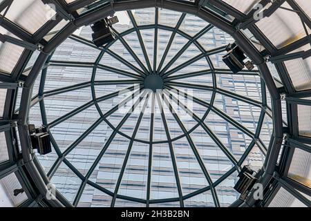 1625 Chestnut Street, The Shops at Liberty Place, è protetto da una cupola di vetro. Parte dello sviluppo Liberty Place di Philadelphia. Foto Stock