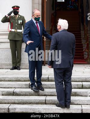 Dublino, Irlanda. 27 ottobre 2021. Il presidente federale Frank-Walter Steinmeier (r) è accolto da Micheal Martin, Taoiseach d'Irlanda, nella residenza ufficiale del primo ministro. Il Presidente Steinmeier e sua moglie sono in visita di Stato di tre giorni in Irlanda. Credit: Bernd von Jutrczenka/dpa/Alamy Live News Foto Stock