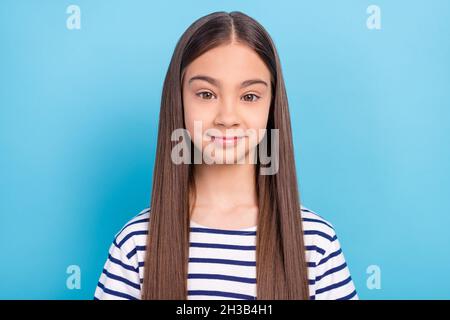 Foto ritratto bambina con camicia a righe sorridente isolato colore blu pastello sfondo Foto Stock