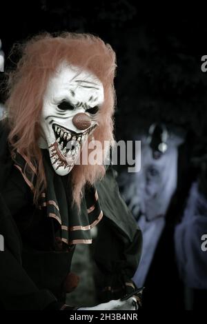 Spaventoso decorazione clown di notte durante Halloween Foto Stock