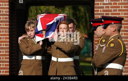 La bara di Robert Cook, nato nello Yorkshire, che servì con il secondo battaglione il reggimento dell'Essex e morì nella prima guerra mondiale, viene trasportata nel nuovo cimitero agricolo irlandese della Commonwealth War Graves Commission (CWGC) vicino a Ypres in Belgio prima di essere posata con pieni onori militari. Data foto: Mercoledì 27 ottobre 2021. Foto Stock