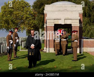 La bara di Robert Cook, nato nello Yorkshire, che servì con il secondo battaglione il reggimento dell'Essex e morì nella prima guerra mondiale, viene trasportata nel nuovo cimitero agricolo irlandese della Commonwealth War Graves Commission (CWGC) vicino a Ypres in Belgio prima di essere posata con pieni onori militari. Data foto: Mercoledì 27 ottobre 2021. Foto Stock