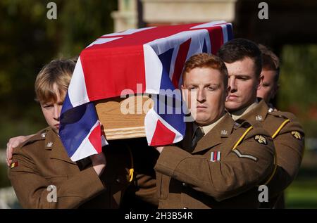 La bara di Robert Cook, nato nello Yorkshire, che servì con il secondo battaglione il reggimento dell'Essex e morì nella prima guerra mondiale, viene trasportata nel nuovo cimitero agricolo irlandese della Commonwealth War Graves Commission (CWGC) vicino a Ypres in Belgio prima di essere posata con pieni onori militari. Data foto: Mercoledì 27 ottobre 2021. Foto Stock