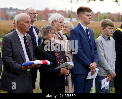 I membri della famiglia del caporale di Lance, nato nello Yorkshire, Robert Cook, che servì con il secondo battaglione il reggimento dell'Essex e morì nella prima guerra mondiale, osservano che è stato messo a riposo con pieni onori militari al nuovo cimitero della fattoria irlandese del Commonwealth War Graves Commission (CWGC) vicino a Ypres in Belgio. Data foto: Mercoledì 27 ottobre 2021. Foto Stock