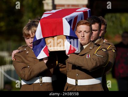 La bara di Robert Cook, nato nello Yorkshire, che servì con il secondo battaglione il reggimento dell'Essex e morì nella prima guerra mondiale, viene trasportata nel nuovo cimitero agricolo irlandese della Commonwealth War Graves Commission (CWGC) vicino a Ypres in Belgio prima di essere posata con pieni onori militari. Data foto: Mercoledì 27 ottobre 2021. Foto Stock