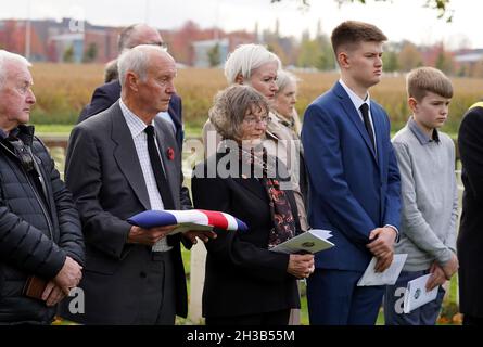 I membri della famiglia del caporale di Lance, nato nello Yorkshire, Robert Cook, che servì con il secondo battaglione il reggimento dell'Essex e morì nella prima guerra mondiale, osservano che è stato messo a riposo con pieni onori militari al nuovo cimitero della fattoria irlandese del Commonwealth War Graves Commission (CWGC) vicino a Ypres in Belgio. Data foto: Mercoledì 27 ottobre 2021. Foto Stock