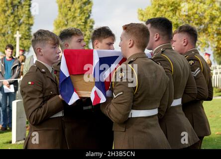 La bara di Robert Cook, nato nello Yorkshire, che servì con il secondo battaglione il reggimento dell'Essex e morì nella prima guerra mondiale, viene trasportata nel nuovo cimitero agricolo irlandese della Commonwealth War Graves Commission (CWGC) vicino a Ypres in Belgio prima di essere posata con pieni onori militari. Data foto: Mercoledì 27 ottobre 2021. Foto Stock