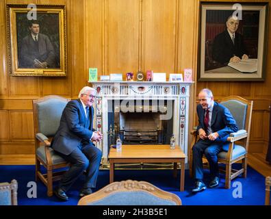 Dublino, Irlanda. 27 ottobre 2021. Il presidente federale Frank-Walter Steinmeier (l) e Micheal Martin, Taoiseach d'Irlanda, si incontrano per colloqui presso la residenza ufficiale del primo ministro. Il Presidente Steinmeier e sua moglie sono in visita di Stato di tre giorni in Irlanda. Credit: Bernd von Jutrczenka/dpa/Alamy Live News Foto Stock