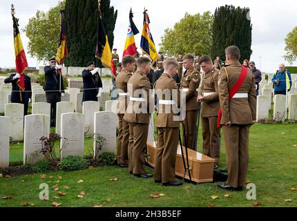 Robert Cook, il caporale di Lance nato nello Yorkshire, che ha servito con il secondo battaglione il reggimento dell'Essex e è morto nella prima guerra mondiale, è messo a riposo con i pieni onori militari al nuovo cimitero agricolo irlandese della Commonwealth War Graves Commission (CWGC) vicino a Ypres in Belgio. Data foto: Mercoledì 27 ottobre 2021. Foto Stock