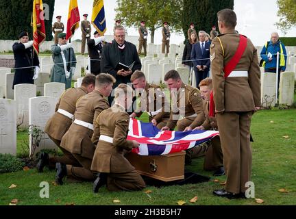 Robert Cook, il caporale di Lance nato nello Yorkshire, che ha servito con il secondo battaglione il reggimento dell'Essex e è morto nella prima guerra mondiale, è messo a riposo con i pieni onori militari al nuovo cimitero agricolo irlandese della Commonwealth War Graves Commission (CWGC) vicino a Ypres in Belgio. Data foto: Mercoledì 27 ottobre 2021. Foto Stock