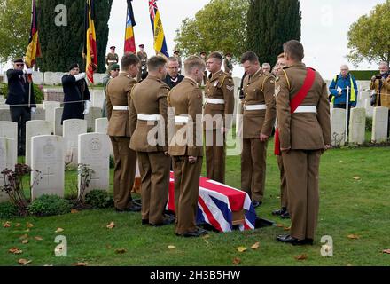 Robert Cook, il caporale di Lance nato nello Yorkshire, che ha servito con il secondo battaglione il reggimento dell'Essex e è morto nella prima guerra mondiale, è messo a riposo con i pieni onori militari al nuovo cimitero agricolo irlandese della Commonwealth War Graves Commission (CWGC) vicino a Ypres in Belgio. Data foto: Mercoledì 27 ottobre 2021. Foto Stock