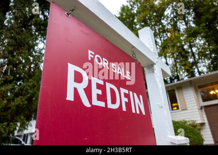 Seattle, WA USA - circa Ottobre 2021: Vista ad angolo di un cartello Redfin for sale fuori da una casa in un quartiere residenziale durante la pandemia Foto Stock