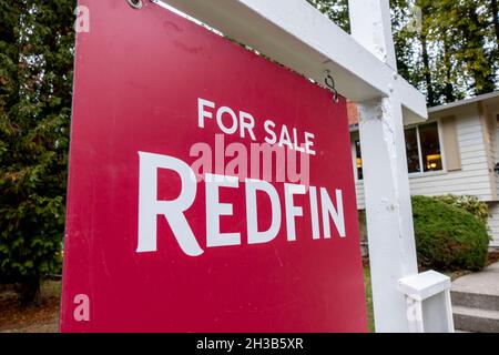 Seattle, WA USA - circa Ottobre 2021: Vista ad angolo di un cartello Redfin for sale fuori da una casa in un quartiere residenziale durante la pandemia. Foto Stock