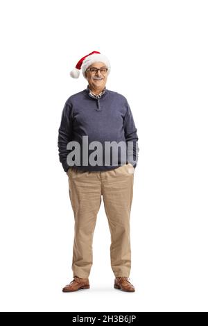 Ritrati a tutta lunghezza di un uomo maturo che indossa un natale santa cappello isolato su sfondo bianco Foto Stock