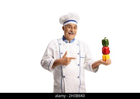 Cheerful chef maschio maturo sorridente e tenendo peperoni isolati su sfondo bianco Foto Stock