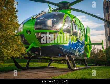 Great Western Air Ambulance Eurocopter EC135 a Castle Park, Bristol, mentre l'equipaggio ha assistito a un'emergenza medica nelle vicinanze. Foto Stock