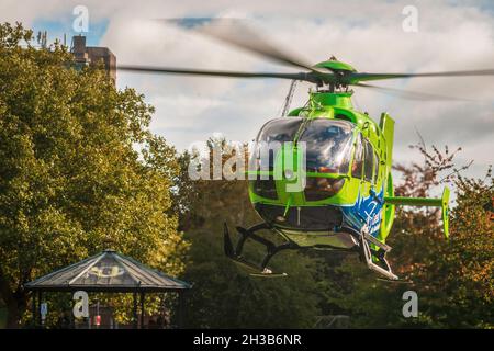 Great Western Air Ambulance Eurocopter EC135 decollo da Castle Park a Bristol, avendo appena assistito ad un'emergenza medica nelle vicinanze. Foto Stock