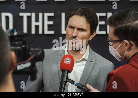 Simon Verhoeven (Regisseur) im Intervista. Am 25.10.2021 fand die Premierenfeier zur Amazon originale Doku FC Bayern- dietro la leggenda im Arri Kino a München * Simon Verhoeven (direttore) che dà un'intervista . Il 25.10.2021 la prima del documentario originale amazzonico del FC Bayern - dietro la leggenda si è svolta nel cinema Arri di Monaco. (Foto di Alexander Pohl/Sipa USA) Credit: Sipa USA/Alamy Live News Foto Stock