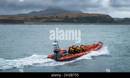 RNLI Criccieth Lifeboat Station's Atlantic 85 classe scialuppa di salvataggio mettere in mare in esercizio. Foto Stock