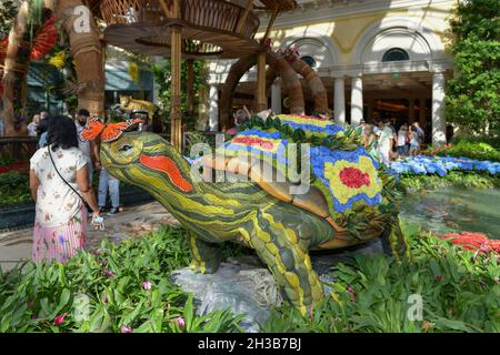 Nevada USA 09-04-21 Una tartaruga gigante splendidamente decorata con fiori fa parte della mostra floreale al Conservatorio Bellagio di Las Vegas Foto Stock