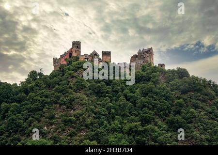 Germania, fiume Reno - 16 luglio 2017: Castello seduto in alto sulla montagna sul fiume Reno Foto Stock