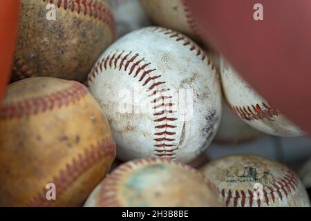 Gruppo di baseballs vecchi, usati e usurati Foto Stock