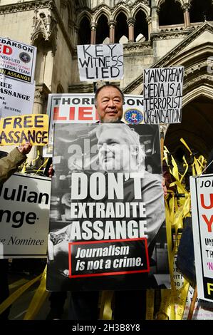 Londra, Regno Unito. Gratis Julian Assange. L'artista cinese ai Weiwei ha visitato la protesta al di fuori delle corti reali di giustizia a sostegno di Julian Assange mentre la sua audizione finale di appello era in corso. Foto Stock