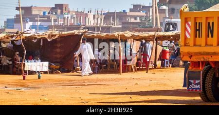 Kahartoum, Sudan, ca. 5. Febbraio 2019: Sosta di riposo per lavoratori edili e lavoratori in una fabbrica di mattoni in un sobborgo della capitale Foto Stock