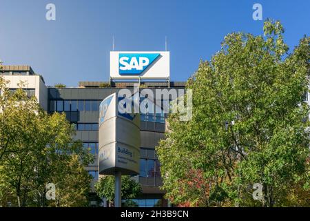 WALLDORF, GERMANIA - 24 ottobre 2021: La sede centrale SAP in Germania, Walldorf. Firmentitz der SAP in Walldorf mit Blick auf das Firmentologo Foto Stock