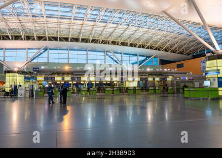 Ucraina, Kiev - 29 dicembre 2020: Banco check-in vuoto per un volo per l'aeroporto. Natale. Decorazioni per l'anno nuovo all'aeroporto di Boryspil. Ghirlande e luci, inverno in vacanza. Foto Stock