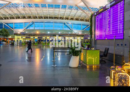 Ucraina, Kiev - 29 dicembre 2020: Banco check-in vuoto per un volo per l'aeroporto. Natale. Decorazioni per l'anno nuovo all'aeroporto di Boryspil. Ghirlande e luci, inverno in vacanza. Foto Stock