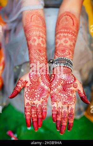 Sposa indiana che mostra il design mehndi Foto Stock