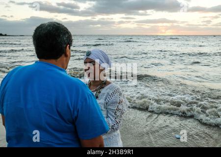 Il 2 febbraio è celebrato come il giorno di Lemanja. Il giorno in cui le spiagge di Montevideo diventano un tempio. Migliaia di credenti provenienti da tutta la città vengono alle spiagge per rendere omaggio alla dea del mare. Uruguay. Foto Stock