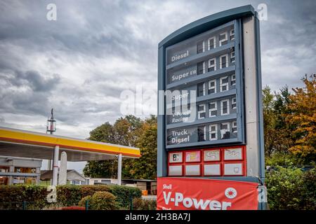 Preistafel Shell Autobahntankstelle Tankstelle Oktober 2021, Berlino, Germania, Foto Stock