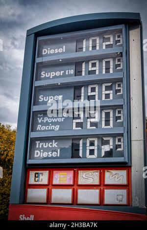 Preistafel Shell Autobahntankstelle Tankstelle Oktober 2021, Berlino, Germania, Foto Stock