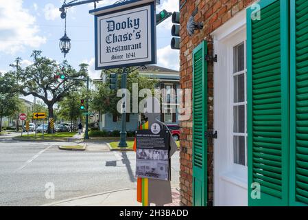 NEW ORLEANS, LA, USA - 24 OTTOBRE 2021: Cartello Dooky Chase's Restaurant all'ingresso di Orleans Avenue Foto Stock