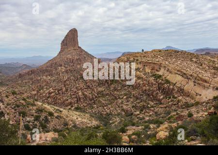 Il Peralta Canyon Trail, un'ottima escursione nelle Superstition Mountains occidentali in Arizona Foto Stock