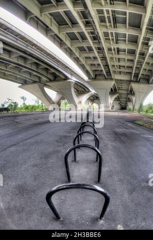 Sotto il Woodrow Wilson Memorial Bridge, a Jones Point Park, Alexandria, Virginia Foto Stock