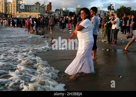 Il 2 febbraio è celebrato come il giorno di Lemanja. Il giorno in cui le spiagge di Montevideo diventano un tempio. Migliaia di credenti provenienti da tutta la città vengono alle spiagge per rendere omaggio alla dea del mare. Uruguay. Foto Stock