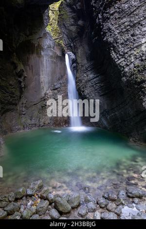 Una vista verticale della cascata Slap Kozjak nelle Alpi Giulie della Slovenia Foto Stock