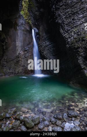 Una vista verticale della cascata Slap Kozjak nelle Alpi Giulie della Slovenia Foto Stock