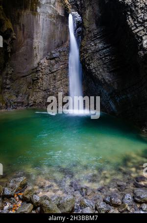 Una vista verticale della cascata Slap Kozjak nelle Alpi Giulie della Slovenia Foto Stock