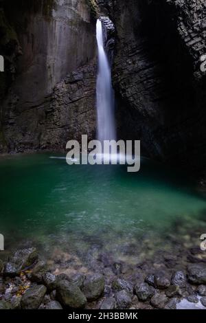 Una vista verticale della cascata Slap Kozjak nelle Alpi Giulie della Slovenia Foto Stock