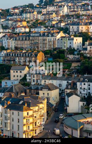 Vista sulla città di Ilfracombe, una popolare località balneare sulla costa nord del Devon, nel sud-ovest dell'Inghilterra Regno Unito, circondata da colline. Foto Stock