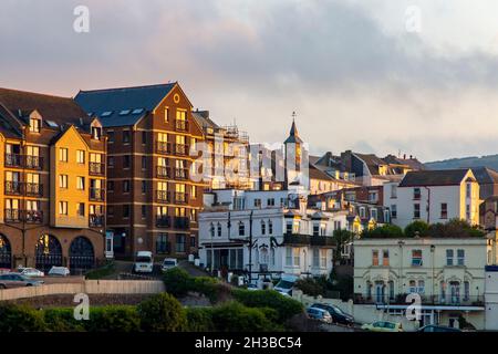 Vista sulla città di Ilfracombe, una popolare località balneare sulla costa nord del Devon, nel sud-ovest dell'Inghilterra Regno Unito, circondata da colline. Foto Stock