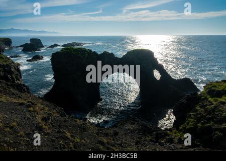 Gatklettur, roccia ad arco naturale nella scogliera di Arnarstapi, penisola di Snaefelsnes, Islanda Foto Stock