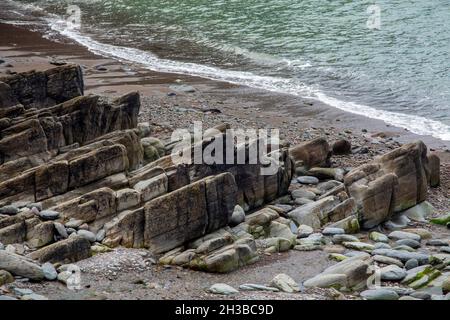 Spiaggia rocciosa a Lee Bay tra Woody Bay e Lynmouth sulla costa nord del Devon Inghilterra Regno Unito. Foto Stock