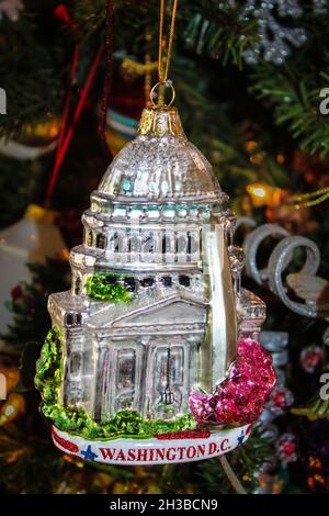 Ornamento di Natale del palazzo del Campidoglio a Washington DC appeso su albero di Natale vecchio stile Foto Stock