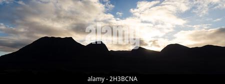 Montagne che si staglia contro il cielo nuvoloso Foto Stock