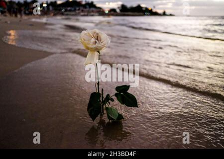 Il 2 febbraio è celebrato come il giorno di Lemanja. Il giorno in cui le spiagge di Montevideo diventano un tempio. Migliaia di credenti provenienti da tutta la città vengono alle spiagge per rendere omaggio alla dea del mare. Uruguay. Foto Stock